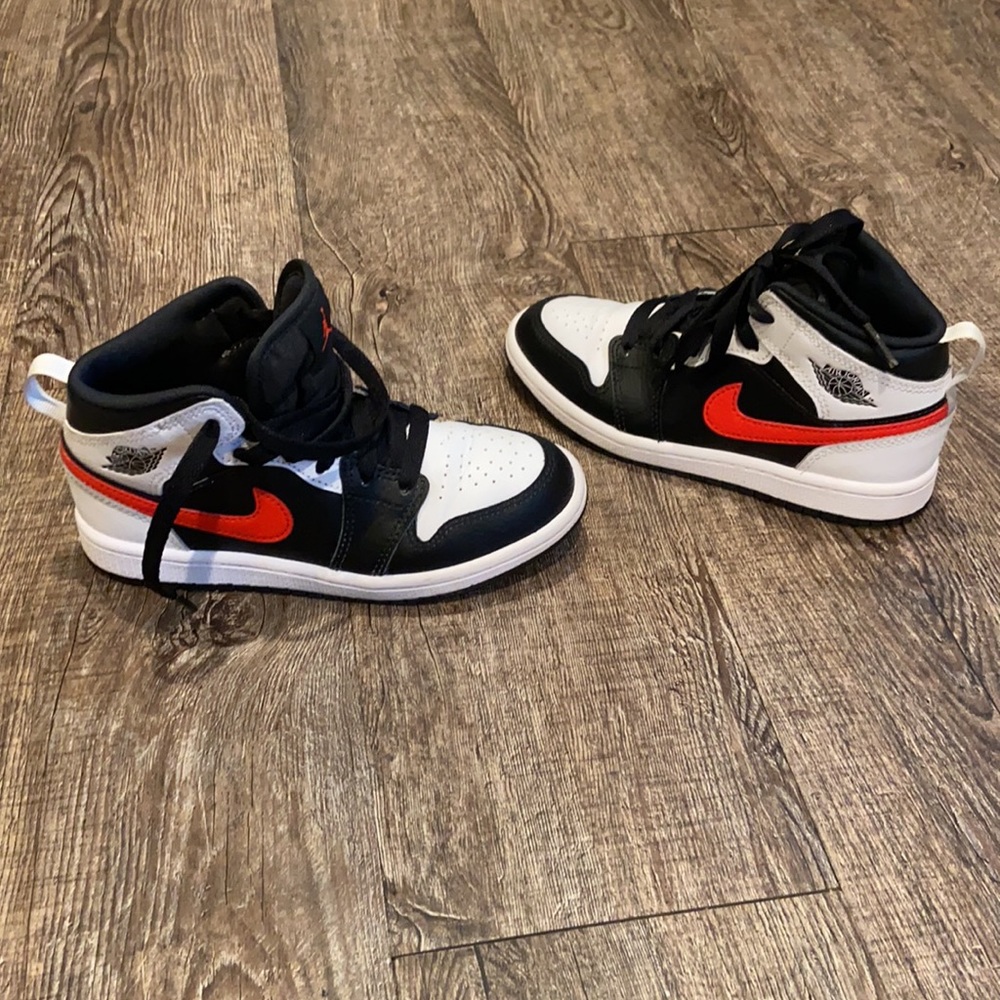 AIR JORDAN 1 MID 'CHILE RED' Size 13C Boys